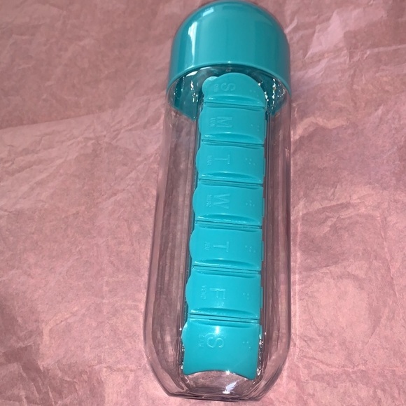 Water bottle that holds medicine pills with days - Picture 2 of 8